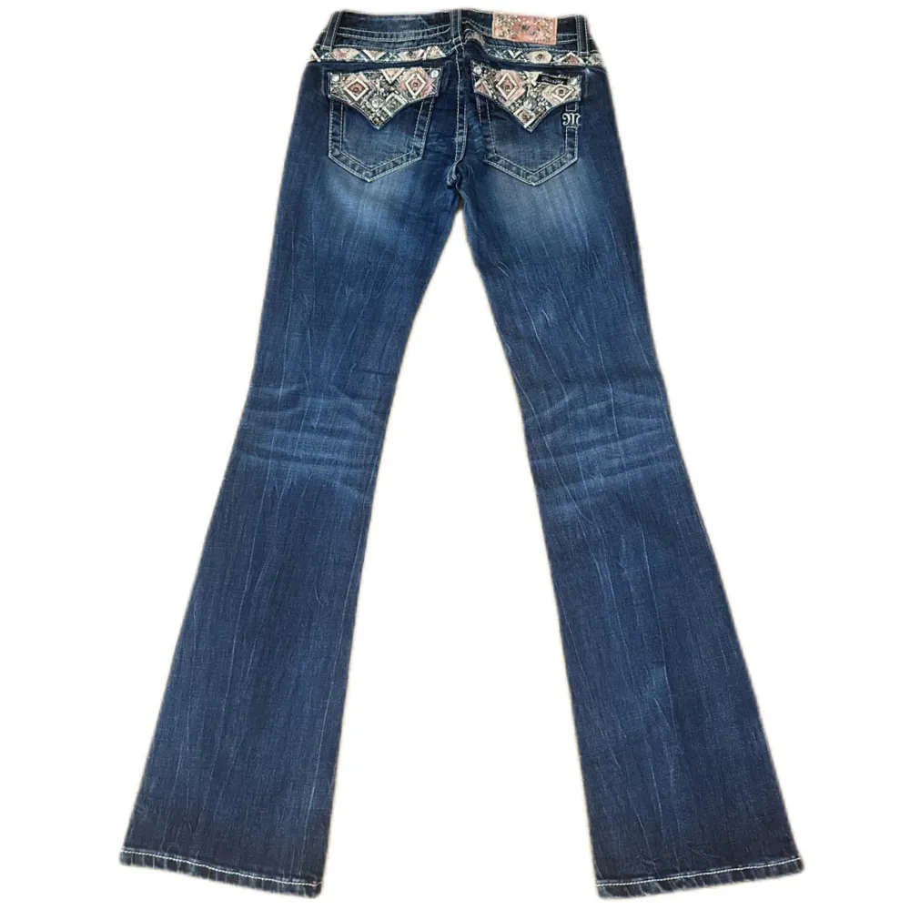 Miss Me jeans i modellen ”signature/boot” midjemåttet rakt över är 37cm. Ytterbenet 107cm och innerbenet 85cm. Jeansen är som helt nya. Kontakta vid intresse!. Jeans & Byxor.