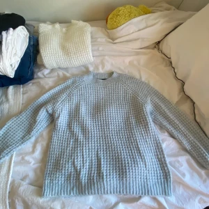 stickad tröja - Ljusblå stickad tröja från läger 157 storlek s men passar xs-m nypris 200 kr skriv peivat för fler frågor