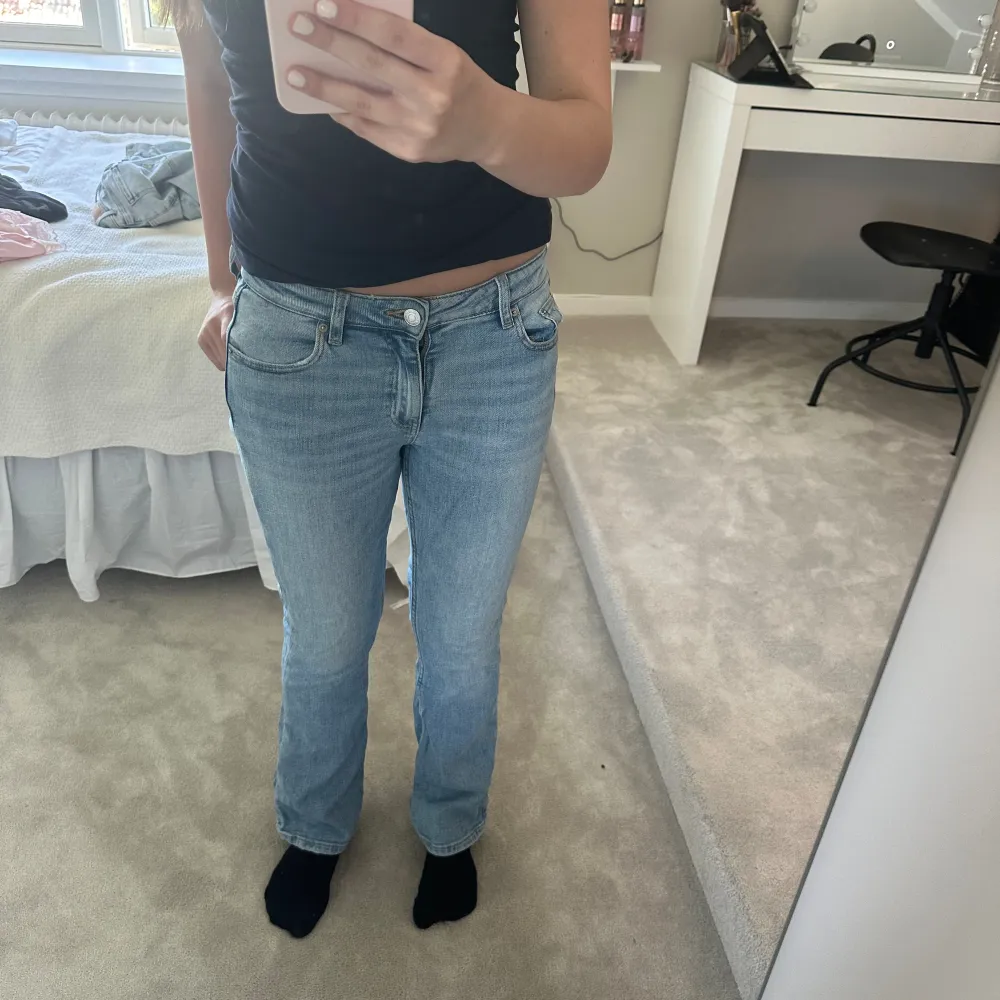 Fina lågmidjade jeans från Gina Young. Säljer pågrund av att de är försmå😍. Jeans & Byxor.