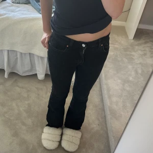 Gina tricot Jeans - Snygga svarta lågmidjade jeans från Gina. Säljer pågrund av att de de är försmå❤️
