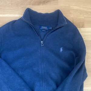 Polo ralph lauren zip - Tjena säljer nu min mörk blå full zip från ralph lauren. Tröjan är i ny skick, Nypris på denna ligger på 2499 och mitt pris 599,  storlek L men passar m,tveka inte på att höra av dig vid eventuella funderingar, kan sänka priset vid snabb affär