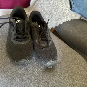 Svarta nike skor - Säljer ett par schyssta nike skor. Kan användas till mycket som exempelvis jobbskor eller till löpning. Inte använda mycket då jag snabbt växte ur dem. Endast använda till inomhus aktiviteter därför är skicket så bra. 8/10 skick. Ställ gärna frågor🙂
