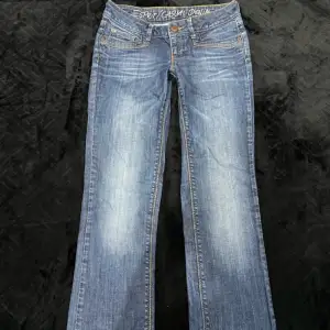 jeans köpta på Vinted. Säljer för att de va för små på mig💞 bra skick de ser inte använda ut🩷skriv för frågor eller funderingar