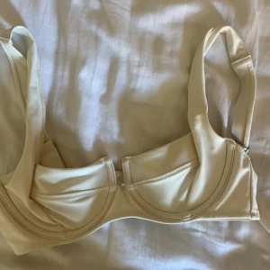 Bikini  - En bikini överdel ifrån bikbok, tyvärr för liten för mig😀