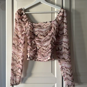 Blus  - Oanvänd blus från BikBok i storlek Xs.