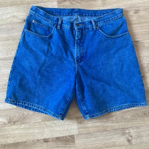 Baggy jorts W38 - Säljer dessa supersnygga jorts/jeansshorts 💕 Storlek W38 💕 Fin detalj på bakfickan och stora framfickor💕 Sparsamt använda utan tecken på användning 💕 Kontakta mig vid frågor eller om du vill ha fler bilder 💕