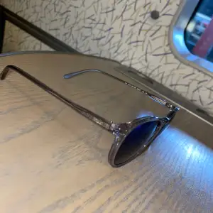 Säljer nu mina solglasögon då jag beställde fel model. Solglasögonen är i grå färg med blacked out glas. De är oanvända och i 10/10 skick.  Nypris:1200kr Mitt pris :850kr