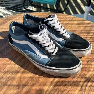 Vans - Säljer ett par fina vans! Dem har använts sparsamt och är i väldigt bra skick, säljs pågrund av att dem inte används längre