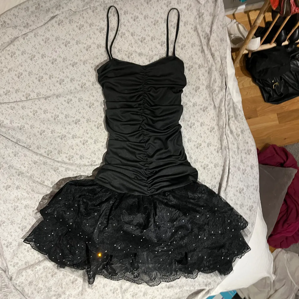 Svart klänning i mjukt material och spets med diamanter nedtill🥰jättefin! Står att de är storlek 40 men skulle säga att den passar från S till L då det är stretchigt material❤️❤️Inga defekter. Mekot.