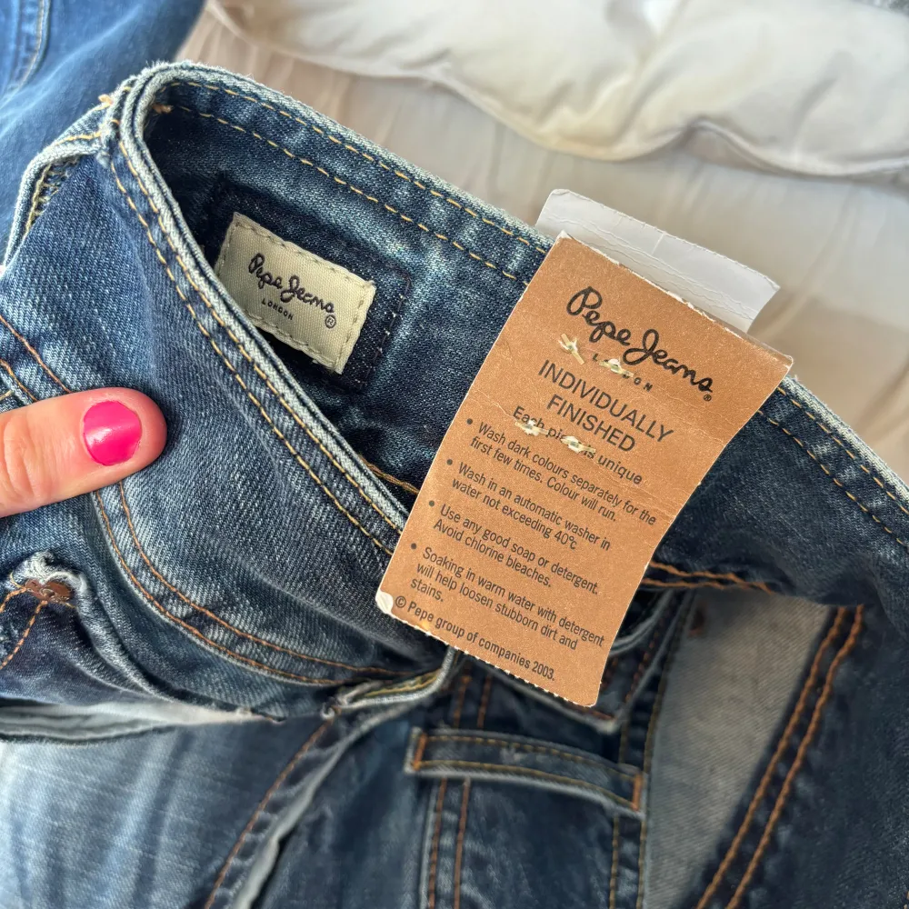Så snygga pepe jeans!!! 🥹 Modellen är straight, super low waist🥰 Jag skulle beskriva de som en blandning mellan straight och bootcut jeans🩷För referens så är jag 170cm och de passar mig bra:) Jeansen är oanvända men saknar tyvärr en knapp. W27 L32. Jeans & Byxor.