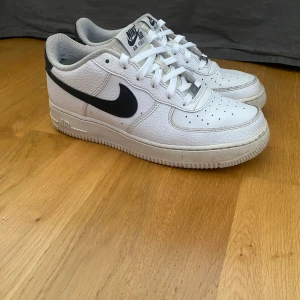 Nike air force 1 - Säljer dessa Nike air force 1 då de inte längre kommer till någon användning. De är använda men i fint skick, nybytta skosnören.