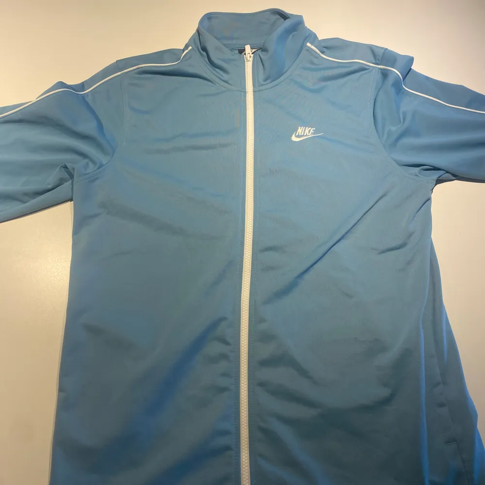 Nike zip tröja ljusblå. Storlek M. Inga skador väldigt bra skick, säljs pga används inte.. Tröjor & Koftor.