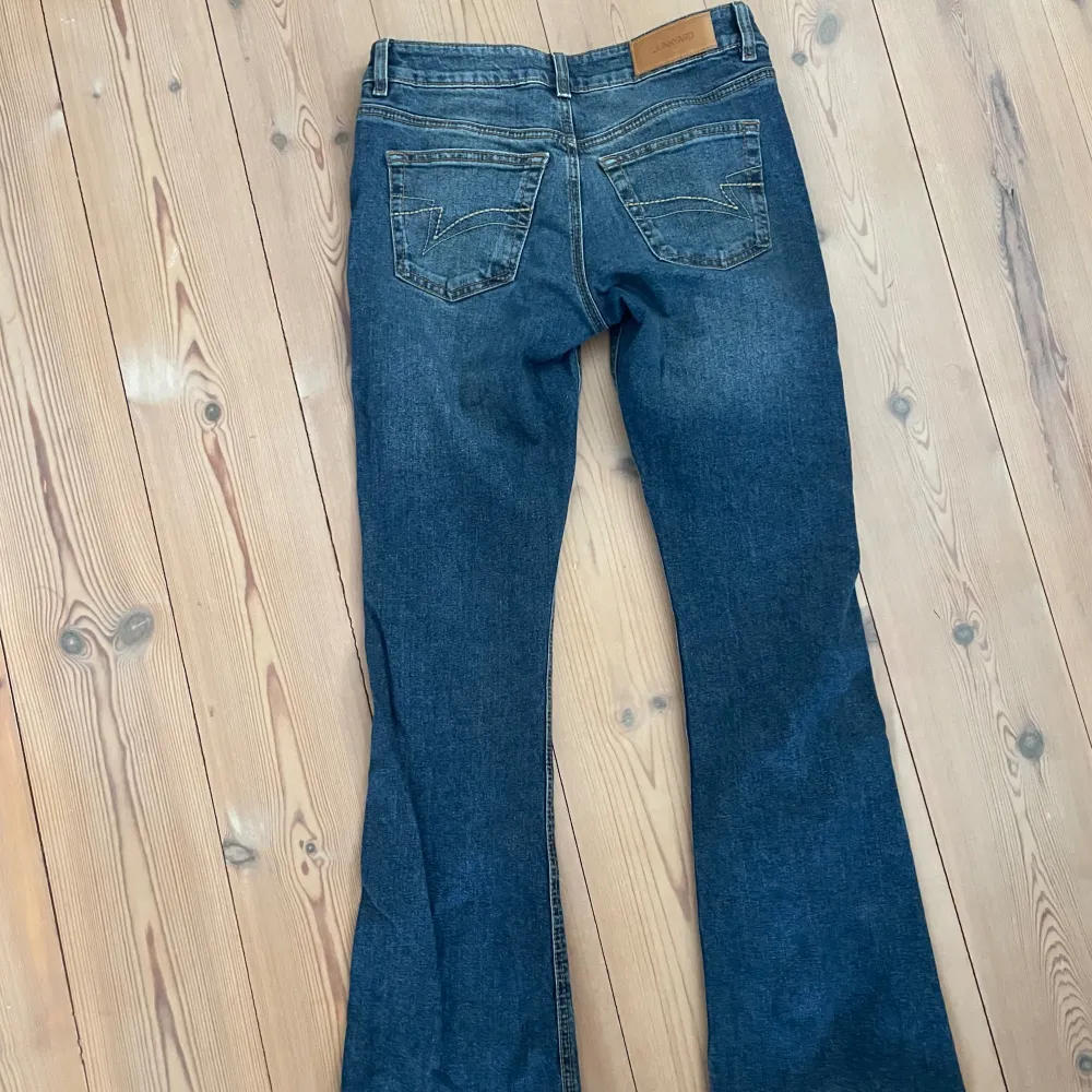 Snygga blå Low Waits bootcut jeans från Junkyard. Strl S och passar mig som är 168 cm. Inga defekter. Köpta för 599. Jeans & Byxor.