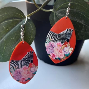 Zebra örhängen  - Nickelfria krokar. Skickas eller hämtas i Hornstull. 💕