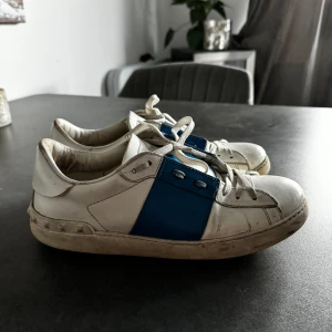 Valentino skor - Valentino skor i storlek 42. I använt skick och därav priset. Hör av er med eventuella frågor eller funderingar.