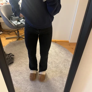 boot cut jeans - säljer mina jeans som är köpta på gina för att dom blivit lite för små. bra skick förutom att jag har trampat sönder dom lite där nere men inget man tänker på. 