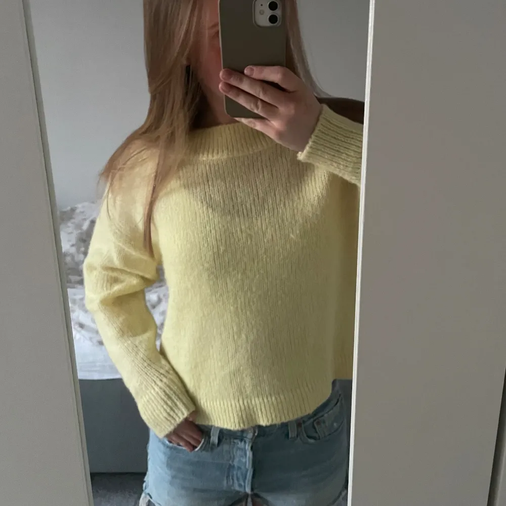 Såå fin gul stickad tröja ifrån Vila! Jättefin till sommaren 💛 går att ha lite one shoulder men även att ha som boat neck💕. Tröjor & Koftor.