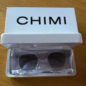 Säljer dessa CHIMI 04 glasögon med clear båge och gråt glass då de knappt har kommit till andvändning. däremot har själva glasögon påsen och duken fått solkrämsfläckar på sig. Allt OG medkommer. Priset kan även diskuteras och sänks vi snabb affär.