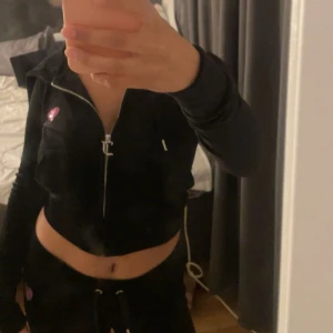 Low rise juciy couture - Helt nya och oanvända prislapparna finns fof kvar, fick de i present men har inte kommit till användning skriv för fler bilder. Byxorna är S tröjan Xs