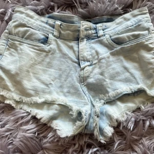 Jeansshorts  - Säljer dessa snygga jeansshorts köpta på secondhand, men originellt från hm, då de inte passade mig💗