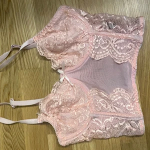 Korsett topp  - Korsett liknande topp jätte söt skick 7/10 då den är lite luddig inte nopprig svårt att förklara men inget som syns jätte söt men för liten darför kan jag ej visa den på