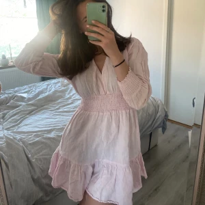 Sommarklänning  - Säljer den här jättefina rosa sommarklänningen från Zara då den inte passar mig längre! Super bra skick och använd någon enstaka gång💞💞💞