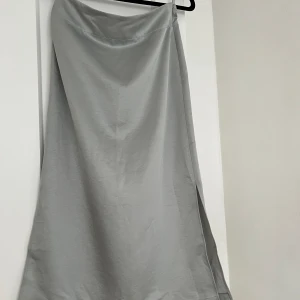 Fin kjol från Filippa K  - Kjol med lapp kvar från Filippa K. Testad med inte använd. Storlek 34. Finns även tillhörande linne. 