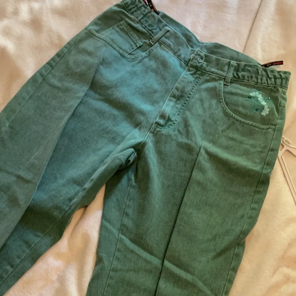 Gröna Jeans med blommig detalj. (OBS: Söndrig kamera därav de suddiga bilderna). Jeans & Byxor.