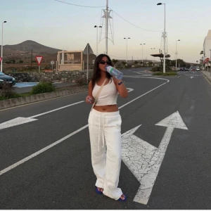 Alobha linnebyxor - Säljer  alobha linnebyxor i storlek xs då de inte passade på mig, endast testade men orkade inte skicka tillbaks! Slutsålda på hemsidan💓💓 skickas i påsen och allt som de kom i.