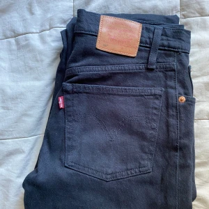 Levis 501 - Säljer nu mina riktigt snygga Levis 501 pga att jag vuxit ur dem. Skicket är toppen då de inte är använda mycket. Skriv gärna vid eventuella frågor.