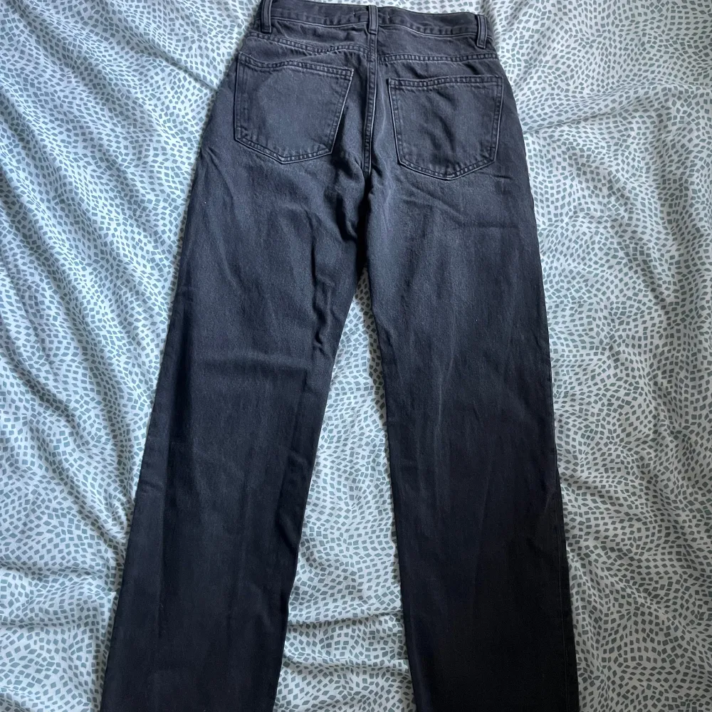 Säljer mina svarta straight jeans från Gina då de inte passar mig längre. De är använda en gång så i fint skick. Nypris 500 kr (Skriv för fler bilder på osv💗). Jeans & Byxor.