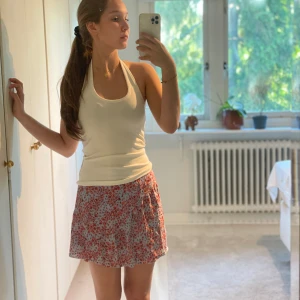 Sommarkjol - Super härlig sommarkjol i storlek 34 från H&M. Den går ej att få tag på längre. Super bra skick och perfekt kjol som passar perfekt till ett basic basplagg!