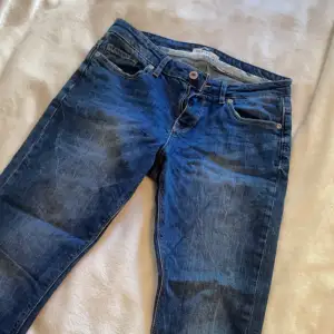 Mörkblå Jeans som är lågmidjade. Skulle gissa på att de är storlek W29 eller S