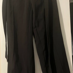 Svarta kostymbyxor  - Svarta, högmidjade kostymbyxor från bikbok med skärp i superbra skick! Superfina och man får verkligen en jättefin definierad midja av dessa😍Säljer för att de är förstora tyvärr. Står storlek Xs men de är väldigt stora så skulle säga mer s-m.