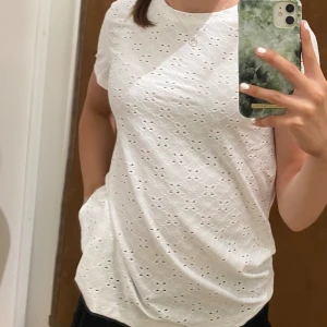 Topp/blus - Topp med hål i köpt från only. Knappt använd! Tryck inte på köp nu!💗 