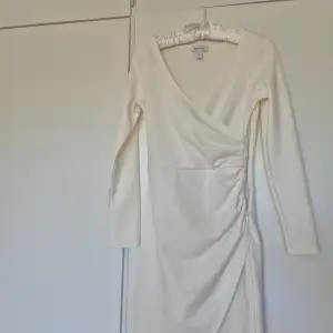 Såå fin vit klänning från NLYone. Den är i superskick!