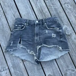 Säljer mina snygga zara jeans shorts, snygga till sommaren! Några defekter på högra sidan.