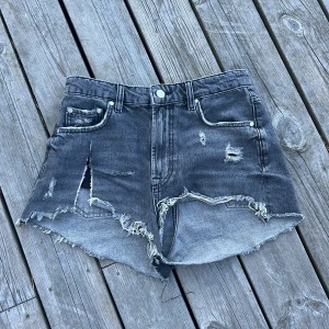 Zara jeans shorts  - Säljer mina snygga zara jeans shorts, snygga till sommaren! Några defekter på högra sidan.