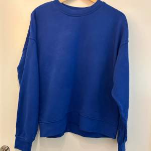 En blå sweater som ger en 80-tals vibb med sin starkt koboltblåa färg. Plagget är från Lindex och i mycket bra skick. Stl: S