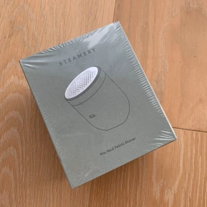 Steamery  - Nypris 650. Osäker på färg men tror det är Sage. Tar bort noppor