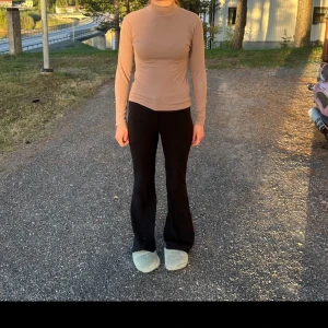 Brun långärmad turtleneck - Fin skön beige tröja