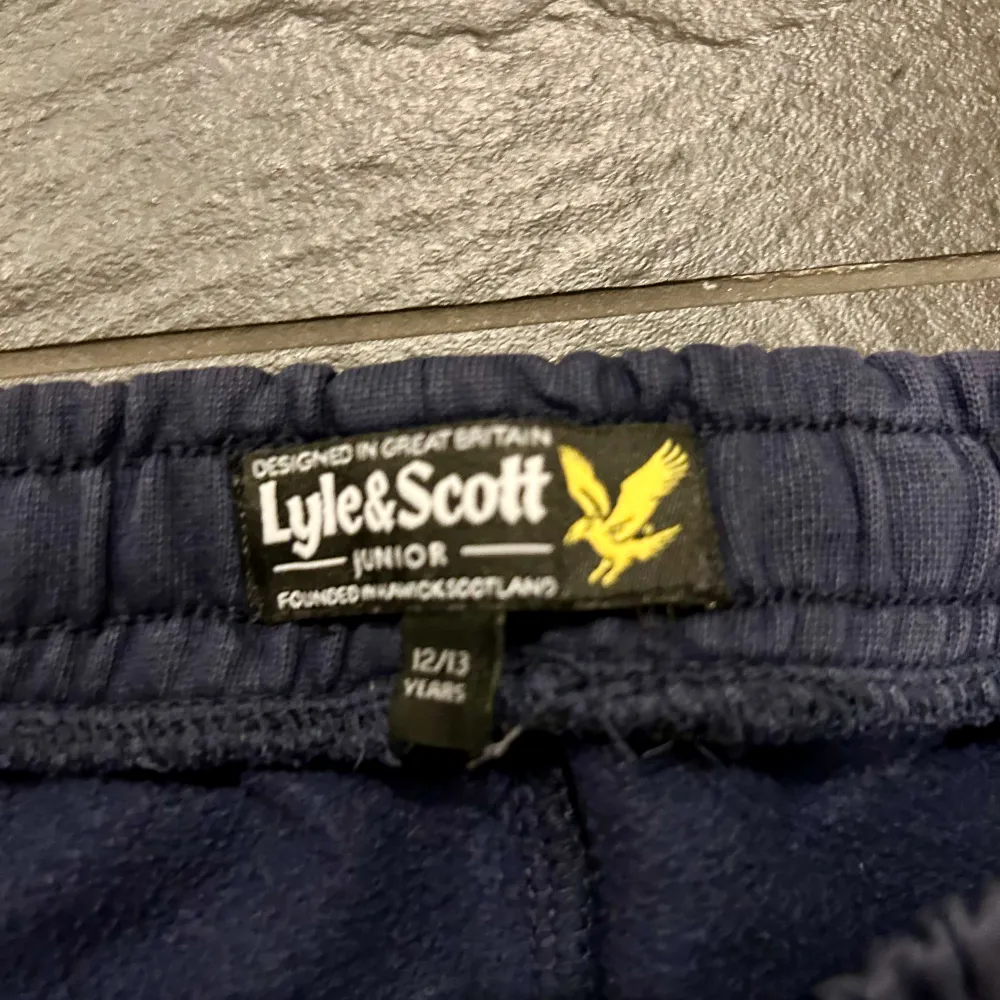 Tja, säljer nu mina Lyle & scott mjukisbyxor i mycket bra skick. Jag säljer pågrund av att jag har växt ur dom.. Jeans & Byxor.
