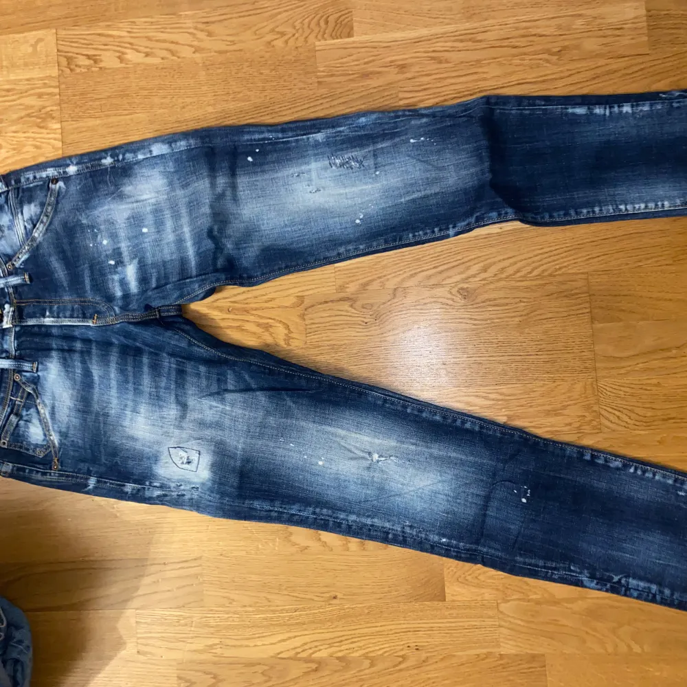 Väldigt fräscha jeans med en otroligt snygg tvätt i modellen Slim/Glenn. Jeansen är knappt använda. Dessa byxor är från jack&jones lite exklusivare kollektion och ovanliga. Nypris 1000kr mitt pris 499. Jeans & Byxor.