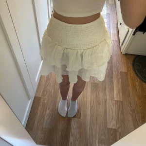 Vit volangkjol - Jättesöt volang kjol som inte kommer till användning längre🌸