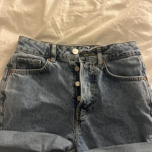 JeansShorts  - Jeansshorts från bikbok, aldrig använda!