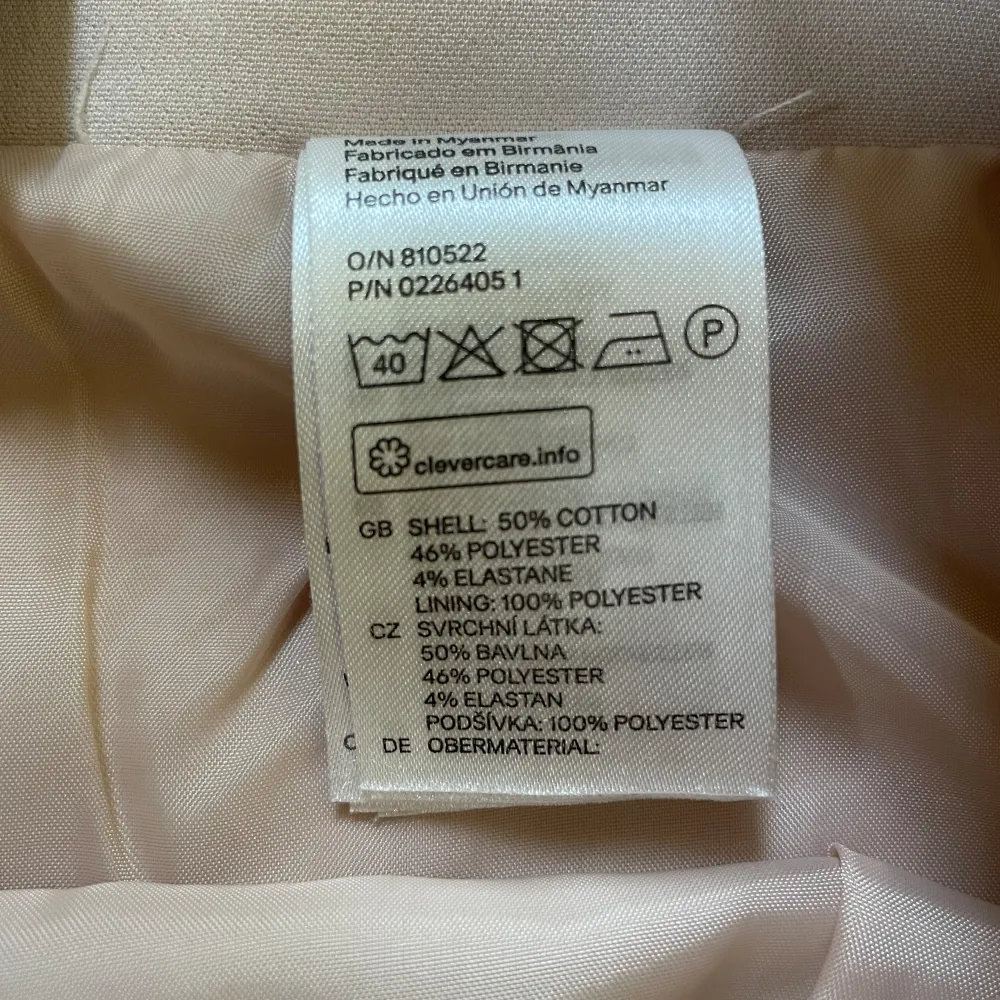 Jättefin crémefärgad kjol från H&M. Storlek 40. Tunn underkjol på insidan. Använd fåtal gånger. Jättefint skick!. Kjolar.