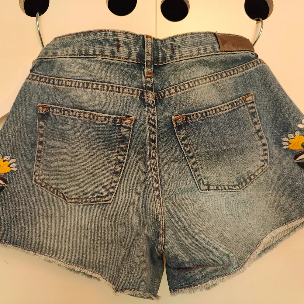 Very good condition  Flower figures on the sides. Shorts.