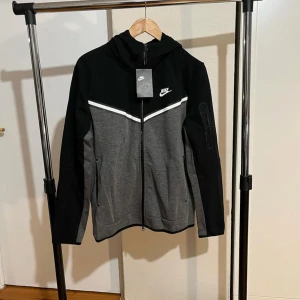 Nike tech fleece - Helt ny och oanvänd Nike tech fleece hoodie, 10/10 skick. Det står att det är storlek L men den sitter som en S. Riktigt snygg och bekväm, rekommenderar starkt!