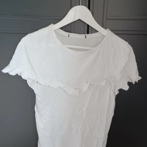 Volangtröja - Vit volangtröja