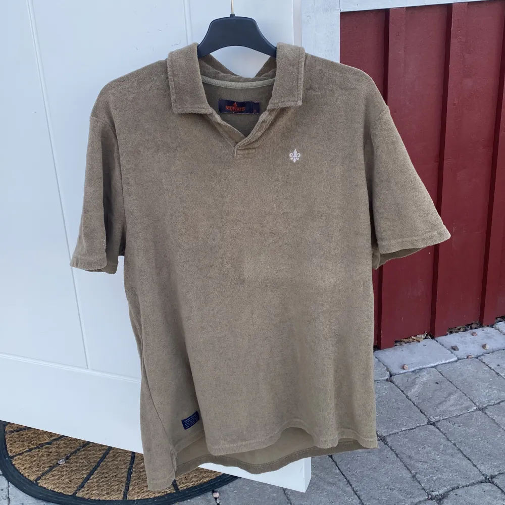 En snygg froté tröja från Morris som inte kommer till användning. Perfekt nu inför vår/sommaren. Original pris 899kr. T-shirts.